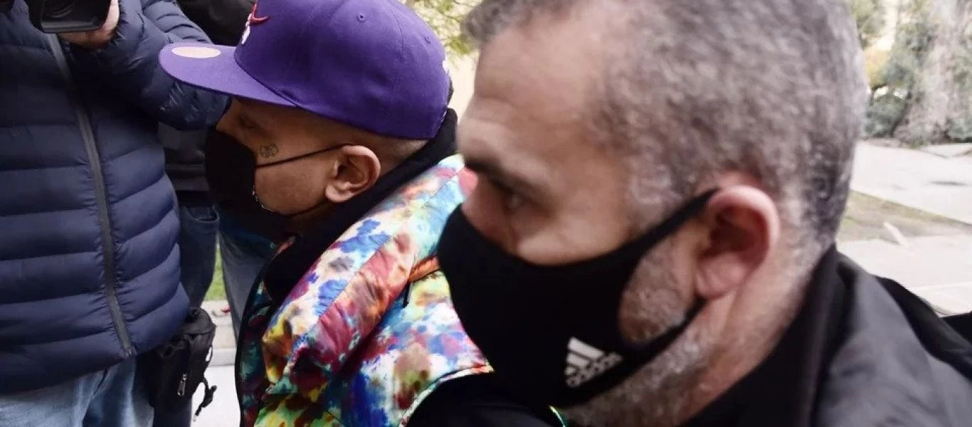 Με χειροπέδες στον ανακριτή ο Light - Του ασκήθηκε ποινική δίωξη - Παραπέμφθηκε στο αυτόφωρο (φωτό)